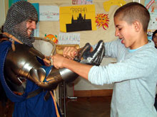 Das anlegen des R&uuml;stzeugs erfordert vollen Einsatz der Zuh&ouml;rer!